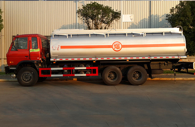 东风153后八轮运油车 性能、应用与选购要点