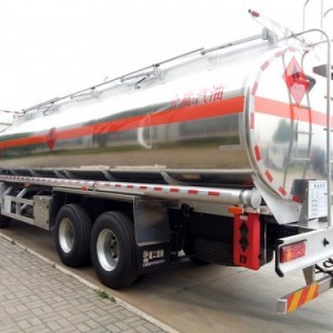 28吨运油车 石油物流的重要支撑