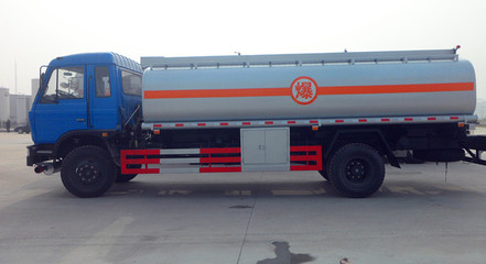 东风145运油车 专业燃油运输的可靠伙伴