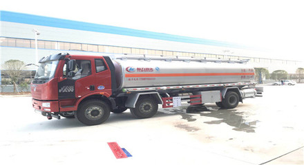 解放J6小三轴运油车 高效可靠的燃油运输专家